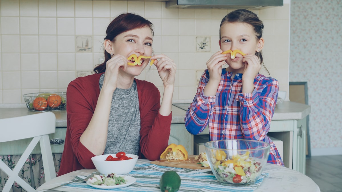 Famille préparant un repas sain ensemble